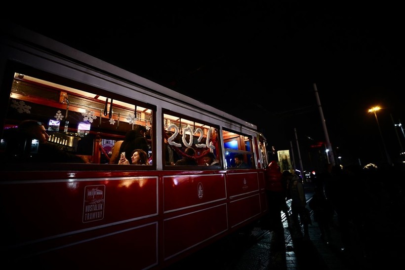 İstanbul yeni yıla ışıl ışıl girdi! Binlerce vatandaş cadde ve sokaklara akın etti - Resim: 15