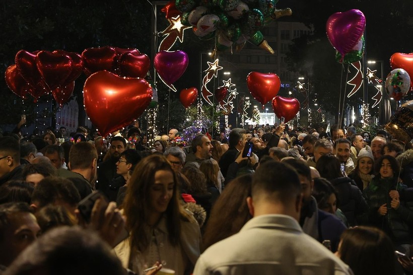 İstanbul yeni yıla ışıl ışıl girdi! Binlerce vatandaş cadde ve sokaklara akın etti - Resim: 25