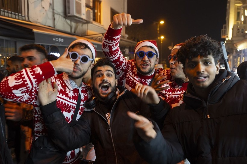 İstanbul yeni yıla ışıl ışıl girdi! Binlerce vatandaş cadde ve sokaklara akın etti - Resim: 33