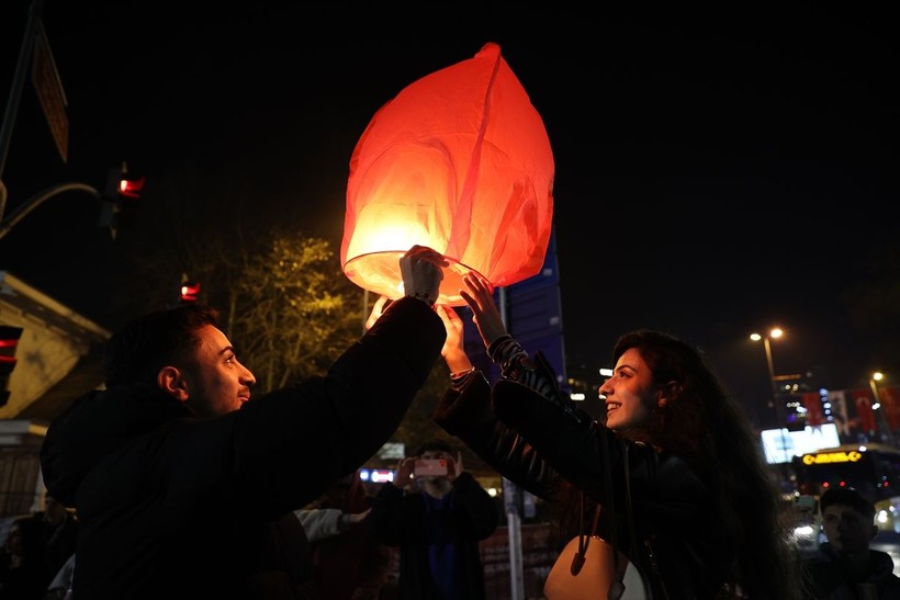 İstanbul yeni yıla ışıl ışıl girdi! Binlerce vatandaş cadde ve sokaklara akın etti - Resim: 35