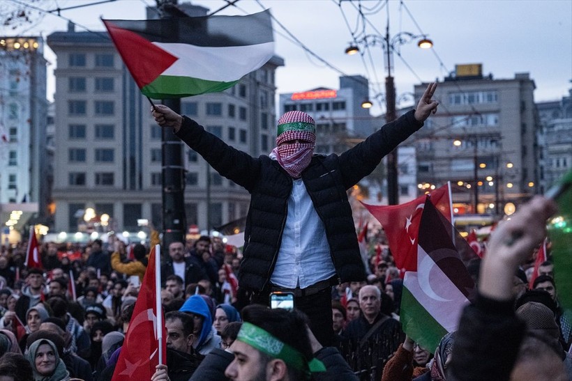 Dünya Galata Köprüsü'ndeki "Şehitlerimize Rahmet, Filistin'e Destek, İsrail'e Lanet" yürüyüşünü konuşuyor: Galata’da ne çok şey kaçırdınız - Resim: 8