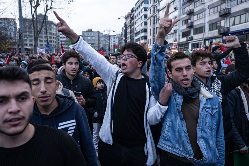 Dünya Galata Köprüsü'ndeki "Şehitlerimize Rahmet, Filistin'e Destek, İsrail'e Lanet" yürüyüşünü konuşuyor: Galata’da ne çok şey kaçırdınız - Resim: 7