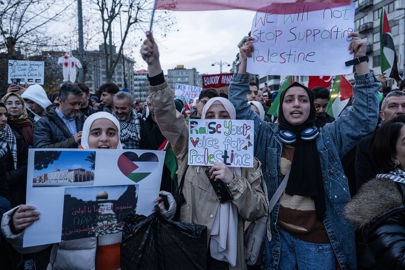 Dünya Galata Köprüsü'ndeki "Şehitlerimize Rahmet, Filistin'e Destek, İsrail'e Lanet" yürüyüşünü konuşuyor: Galata’da ne çok şey kaçırdınız - Resim: 6