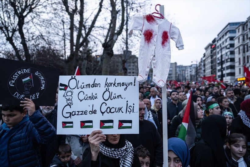 Dünya Galata Köprüsü'ndeki "Şehitlerimize Rahmet, Filistin'e Destek, İsrail'e Lanet" yürüyüşünü konuşuyor: Galata’da ne çok şey kaçırdınız - Resim: 5