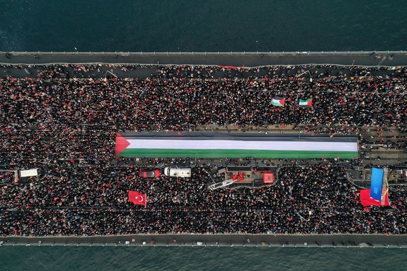 Dünya Galata Köprüsü'ndeki "Şehitlerimize Rahmet, Filistin'e Destek, İsrail'e Lanet" yürüyüşünü konuşuyor: Galata’da ne çok şey kaçırdınız - Resim: 4