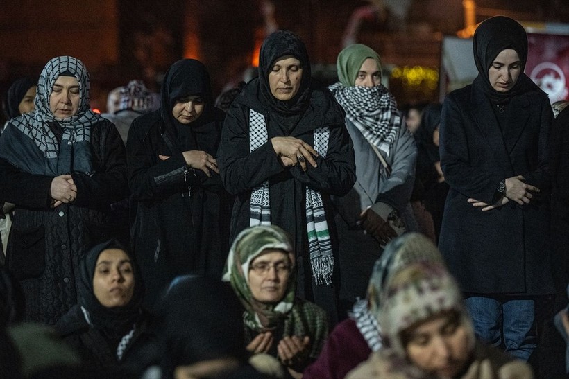 Dünya Galata Köprüsü'ndeki "Şehitlerimize Rahmet, Filistin'e Destek, İsrail'e Lanet" yürüyüşünü konuşuyor: Galata’da ne çok şey kaçırdınız - Resim: 24