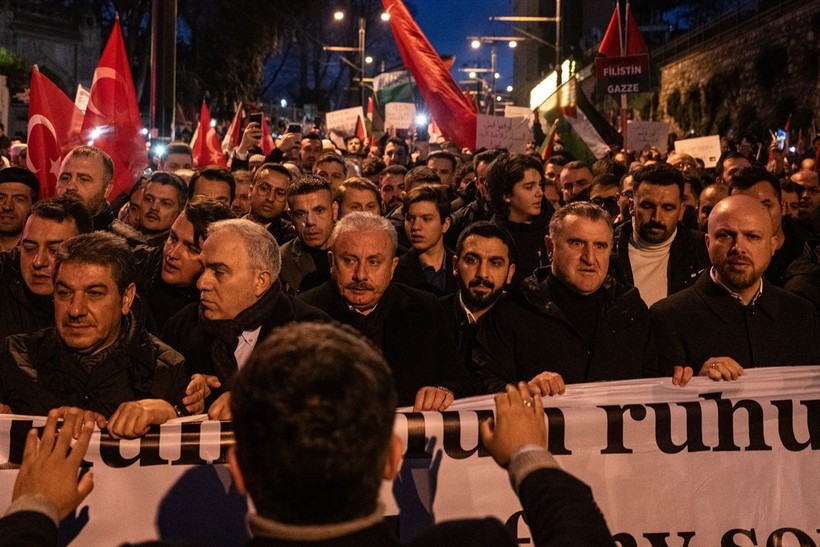 Dünya Galata Köprüsü'ndeki "Şehitlerimize Rahmet, Filistin'e Destek, İsrail'e Lanet" yürüyüşünü konuşuyor: Galata’da ne çok şey kaçırdınız - Resim: 2