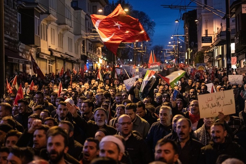 Dünya Galata Köprüsü'ndeki "Şehitlerimize Rahmet, Filistin'e Destek, İsrail'e Lanet" yürüyüşünü konuşuyor: Galata’da ne çok şey kaçırdınız - Resim: 1