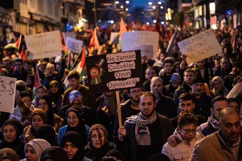 Dünya Galata Köprüsü'ndeki "Şehitlerimize Rahmet, Filistin'e Destek, İsrail'e Lanet" yürüyüşünü konuşuyor: Galata’da ne çok şey kaçırdınız - Resim: 27