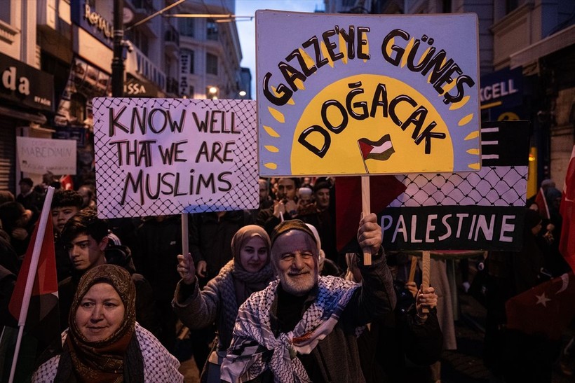 Dünya Galata Köprüsü'ndeki "Şehitlerimize Rahmet, Filistin'e Destek, İsrail'e Lanet" yürüyüşünü konuşuyor: Galata’da ne çok şey kaçırdınız - Resim: 26