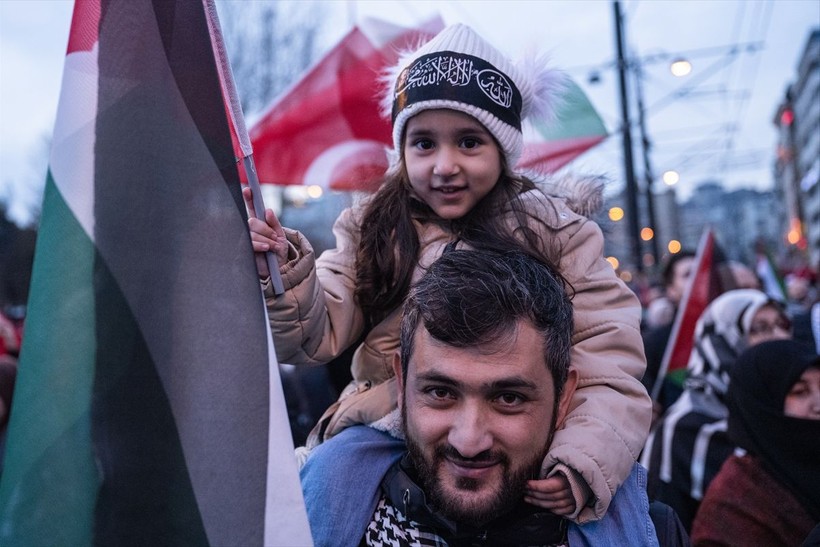 Dünya Galata Köprüsü'ndeki "Şehitlerimize Rahmet, Filistin'e Destek, İsrail'e Lanet" yürüyüşünü konuşuyor: Galata’da ne çok şey kaçırdınız - Resim: 23