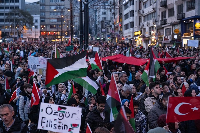 Dünya Galata Köprüsü'ndeki "Şehitlerimize Rahmet, Filistin'e Destek, İsrail'e Lanet" yürüyüşünü konuşuyor: Galata’da ne çok şey kaçırdınız - Resim: 21