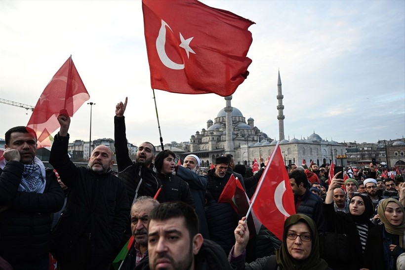 Dünya Galata Köprüsü'ndeki "Şehitlerimize Rahmet, Filistin'e Destek, İsrail'e Lanet" yürüyüşünü konuşuyor: Galata’da ne çok şey kaçırdınız - Resim: 19