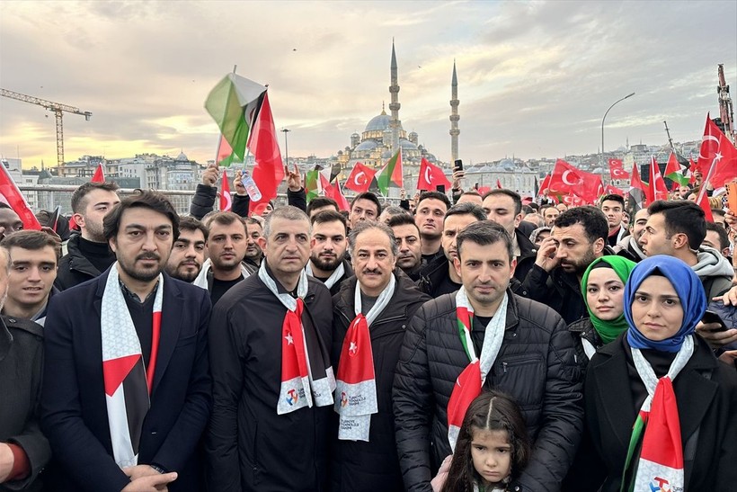 Dünya Galata Köprüsü'ndeki "Şehitlerimize Rahmet, Filistin'e Destek, İsrail'e Lanet" yürüyüşünü konuşuyor: Galata’da ne çok şey kaçırdınız - Resim: 17