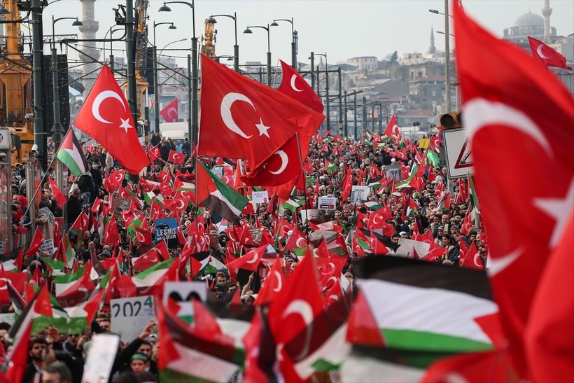 Dünya Galata Köprüsü'ndeki "Şehitlerimize Rahmet, Filistin'e Destek, İsrail'e Lanet" yürüyüşünü konuşuyor: Galata’da ne çok şey kaçırdınız - Resim: 15