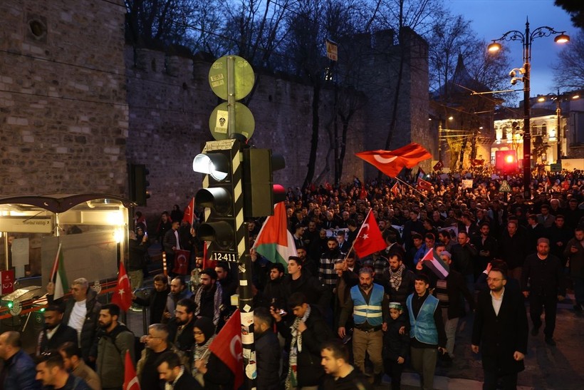 Dünya Galata Köprüsü'ndeki "Şehitlerimize Rahmet, Filistin'e Destek, İsrail'e Lanet" yürüyüşünü konuşuyor: Galata’da ne çok şey kaçırdınız - Resim: 13