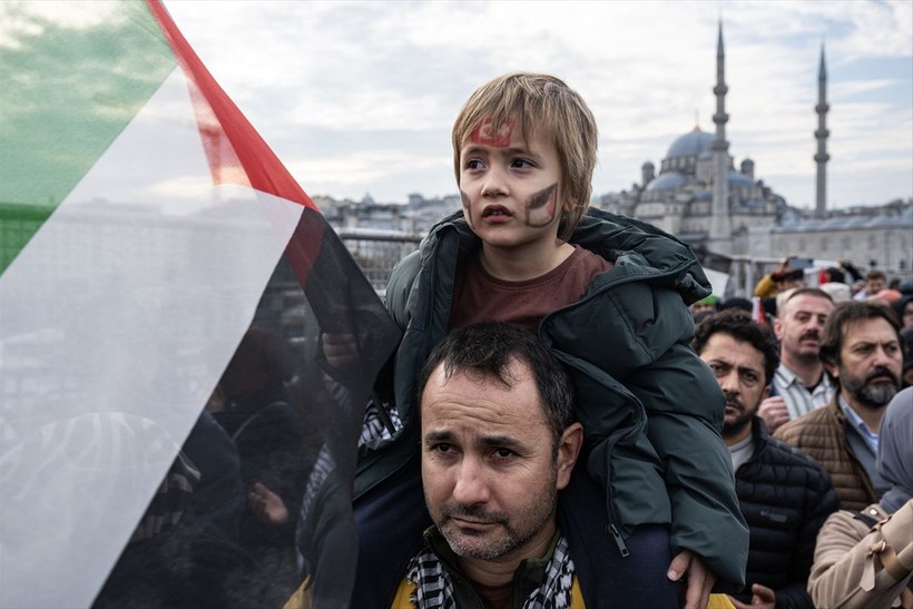Dünya Galata Köprüsü'ndeki "Şehitlerimize Rahmet, Filistin'e Destek, İsrail'e Lanet" yürüyüşünü konuşuyor: Galata’da ne çok şey kaçırdınız - Resim: 12