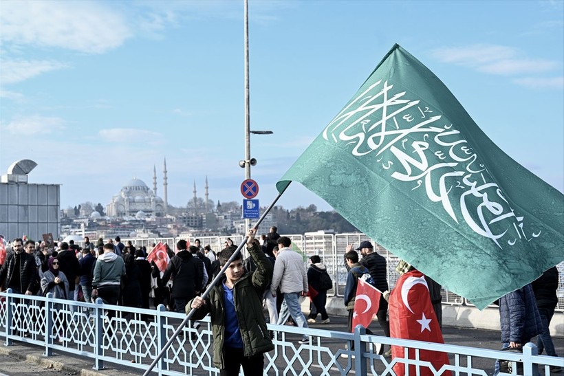 Dünya Galata Köprüsü'ndeki "Şehitlerimize Rahmet, Filistin'e Destek, İsrail'e Lanet" yürüyüşünü konuşuyor: Galata’da ne çok şey kaçırdınız - Resim: 10