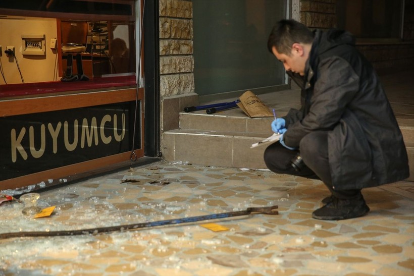 Bursa’da kuyumcu soygunu! 3 dakikada 500 bin lira değerindeki altınları çaldılar - Resim: 7