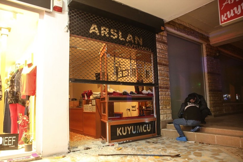 Bursa’da kuyumcu soygunu! 3 dakikada 500 bin lira değerindeki altınları çaldılar - Resim: 8