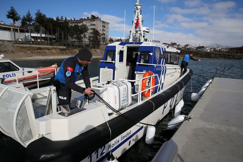 Kurbağa adamlar ve deniz polisleri Van Gölü'nde kaçakçılığa göz açtırmıyor, güvenliği sağlıyor - Resim: 5