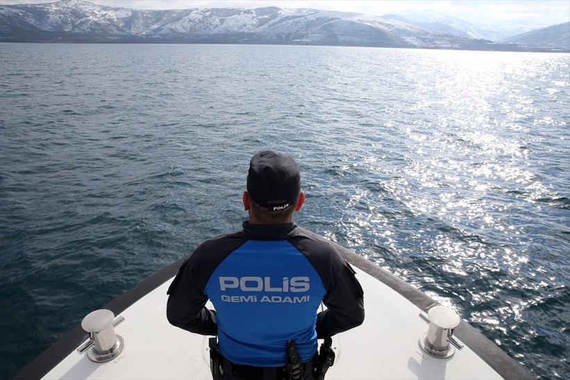 Kurbağa adamlar ve deniz polisleri Van Gölü'nde kaçakçılığa göz açtırmıyor, güvenliği sağlıyor - Resim: 23