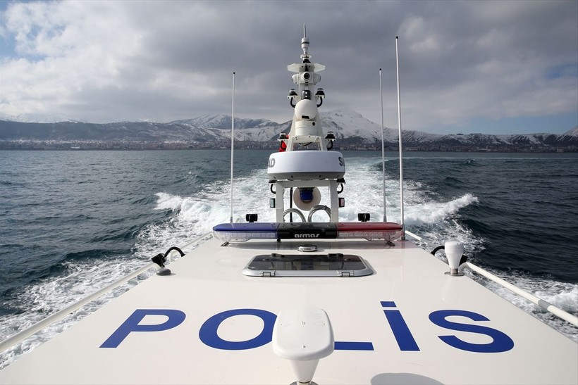 Kurbağa adamlar ve deniz polisleri Van Gölü'nde kaçakçılığa göz açtırmıyor, güvenliği sağlıyor - Resim: 24