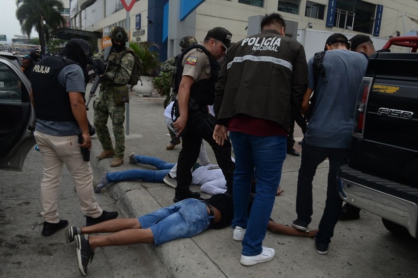 Ekvador'da canlı yayında stüdyoyu bastılar! Silahlı kişiler gözaltına alındı - Resim: 5