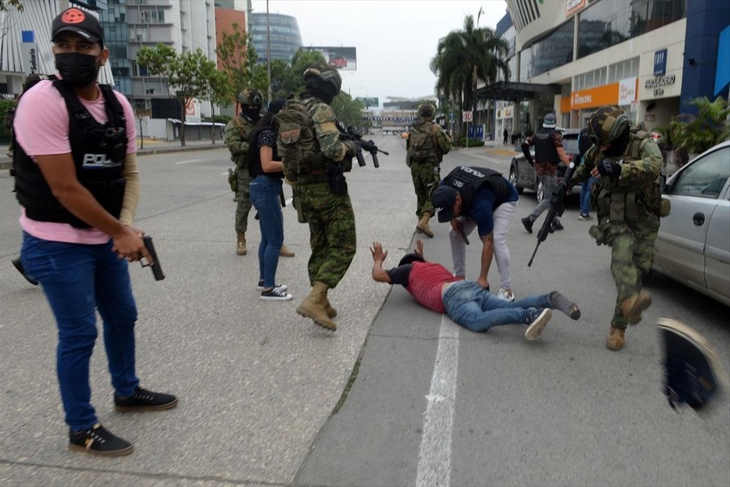 Ekvador'da canlı yayında stüdyoyu bastılar! Silahlı kişiler gözaltına alındı - Resim: 6