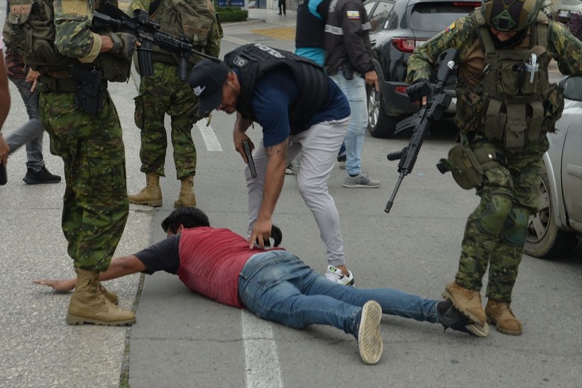 Ekvador'da canlı yayında stüdyoyu bastılar! Silahlı kişiler gözaltına alındı - Resim: 7