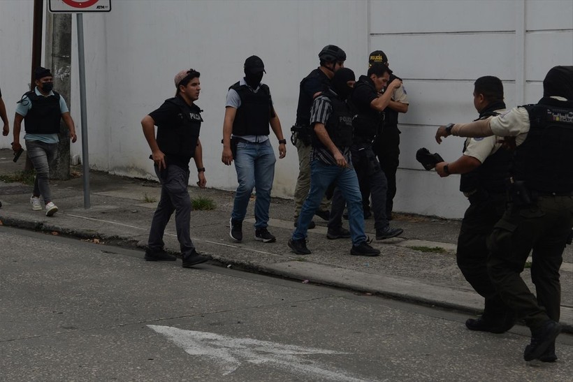 Ekvador'da canlı yayında stüdyoyu bastılar! Silahlı kişiler gözaltına alındı - Resim: 16