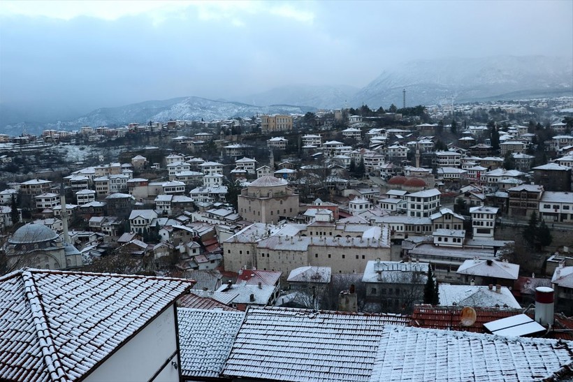 Karabük'ün Safranbolu ilçesinde kar etkili oldu! Tarihi güzellikler beyaza büründü - Resim: 1