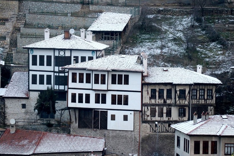 Karabük'ün Safranbolu ilçesinde kar etkili oldu! Tarihi güzellikler beyaza büründü - Resim: 5