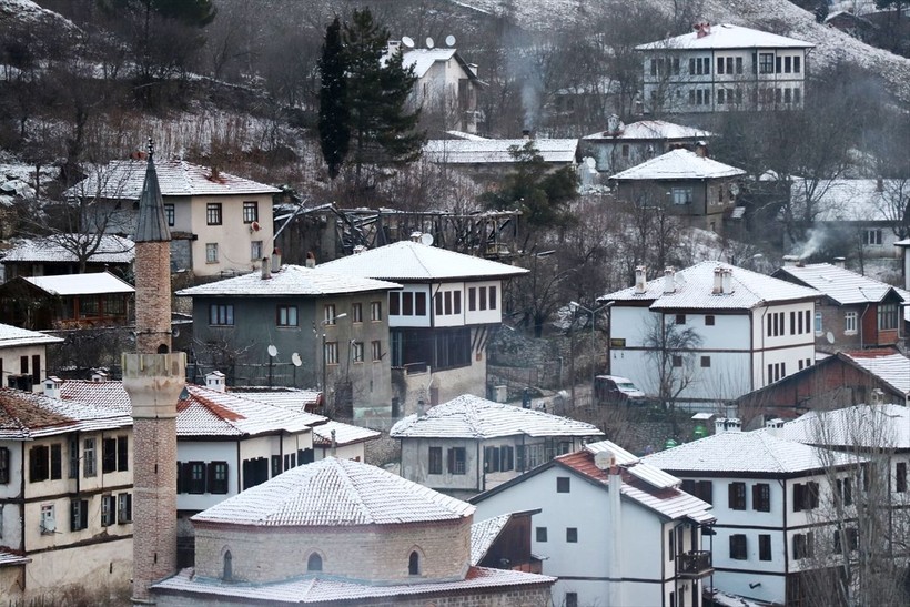 Karabük'ün Safranbolu ilçesinde kar etkili oldu! Tarihi güzellikler beyaza büründü - Resim: 11