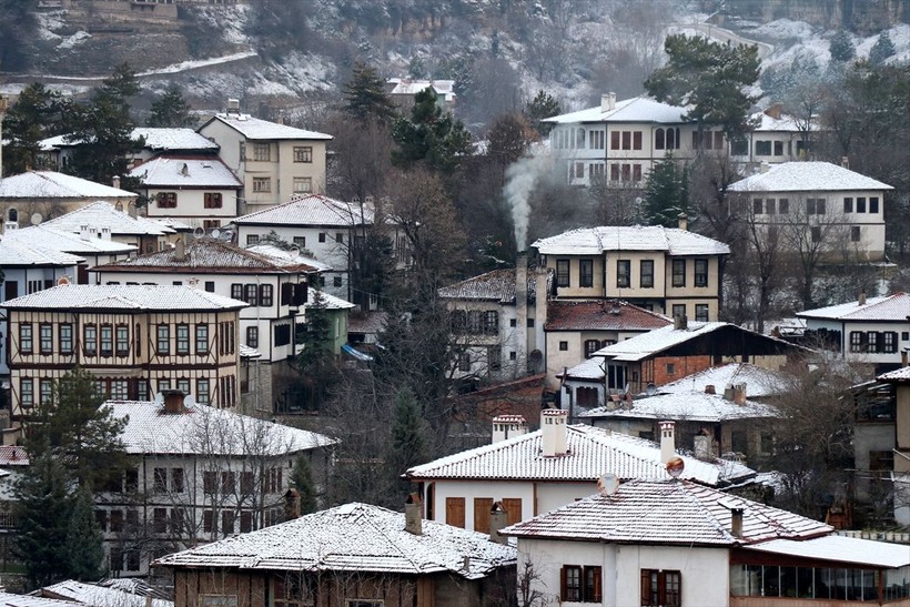 Karabük'ün Safranbolu ilçesinde kar etkili oldu! Tarihi güzellikler beyaza büründü - Resim: 12
