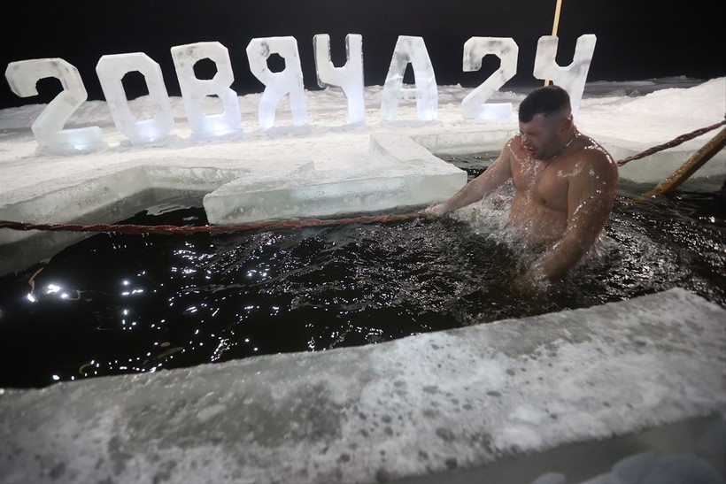 Epifani Bayramı dünyanın dört bir yanında kutlandı! -40 derece sulara girdiler - Resim: 93