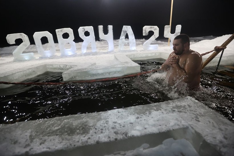 Epifani Bayramı dünyanın dört bir yanında kutlandı! -40 derece sulara girdiler - Resim: 94