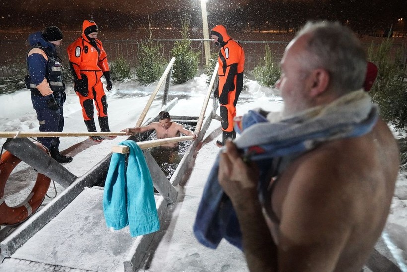 Epifani Bayramı dünyanın dört bir yanında kutlandı! -40 derece sulara girdiler - Resim: 102