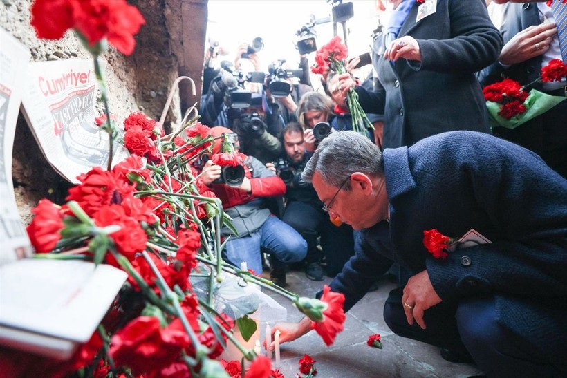 Uğur Mumcu ölümünün 31'inci yılında evinin önünde anıldı - Resim: 5