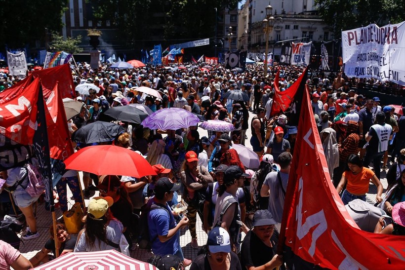 Arjantin'de binlerce işçi hükümeti protesto etti! - Resim: 6