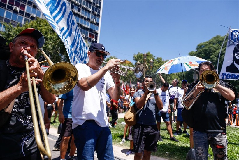 Arjantin'de binlerce işçi hükümeti protesto etti! - Resim: 9