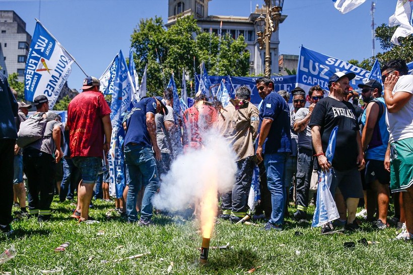 Arjantin'de binlerce işçi hükümeti protesto etti! - Resim: 13