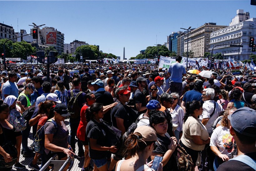 Arjantin'de binlerce işçi hükümeti protesto etti! - Resim: 16