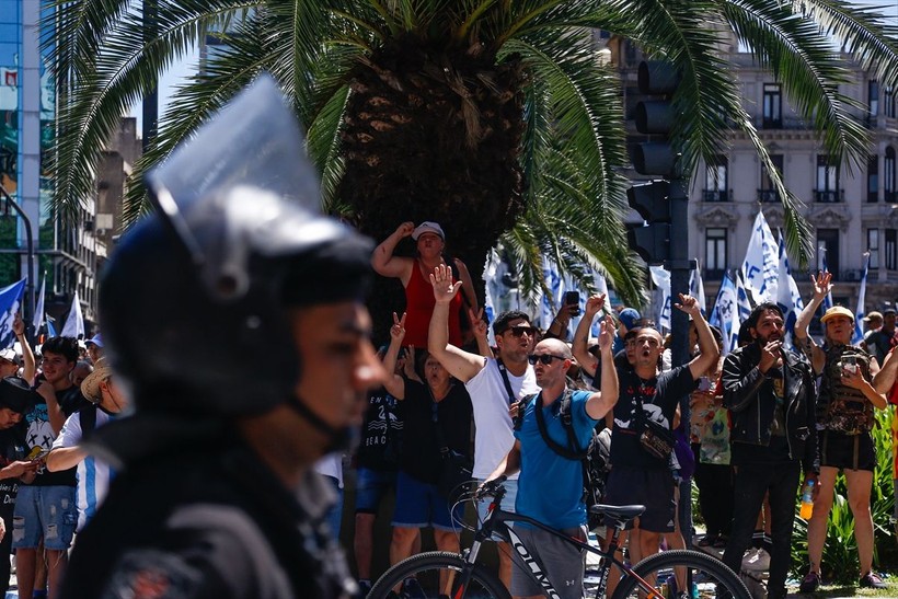Arjantin'de binlerce işçi hükümeti protesto etti! - Resim: 21