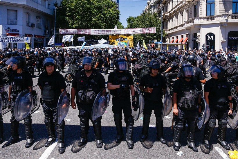 Arjantin'de binlerce işçi hükümeti protesto etti! - Resim: 25