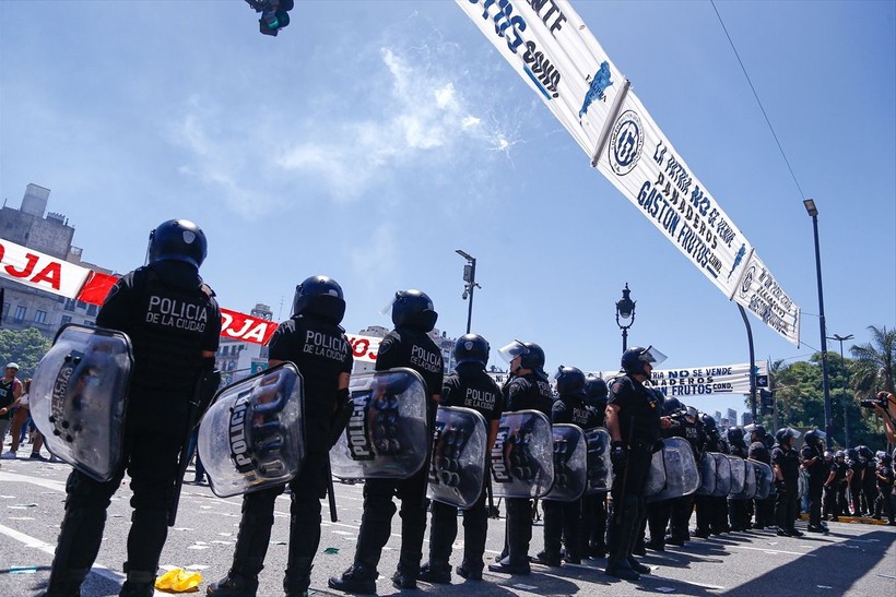 Arjantin'de binlerce işçi hükümeti protesto etti! - Resim: 27