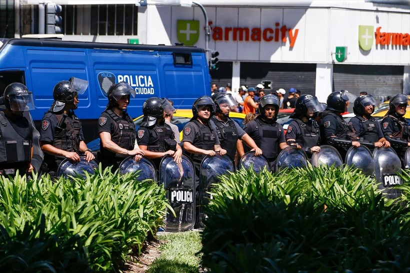 Arjantin'de binlerce işçi hükümeti protesto etti! - Resim: 28