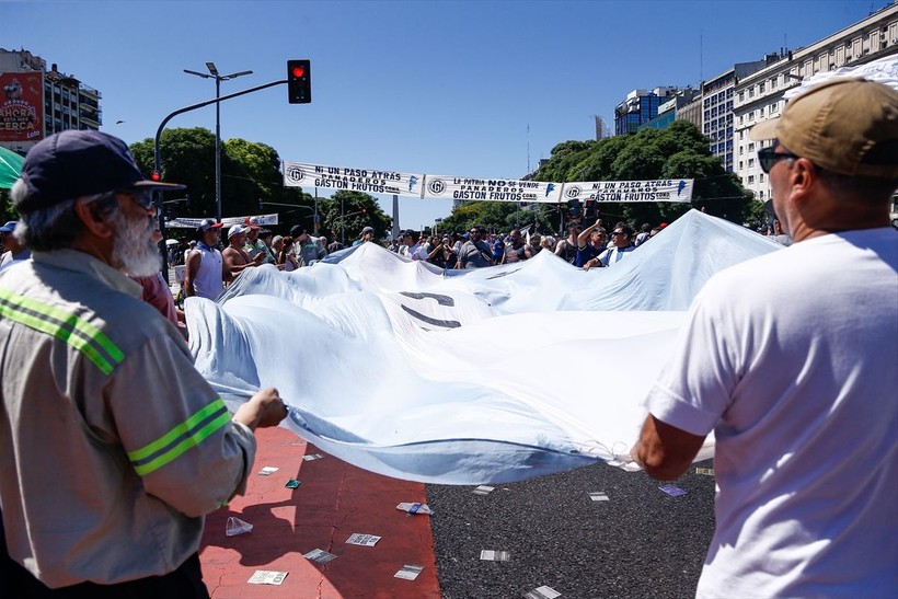 Arjantin'de binlerce işçi hükümeti protesto etti! - Resim: 31