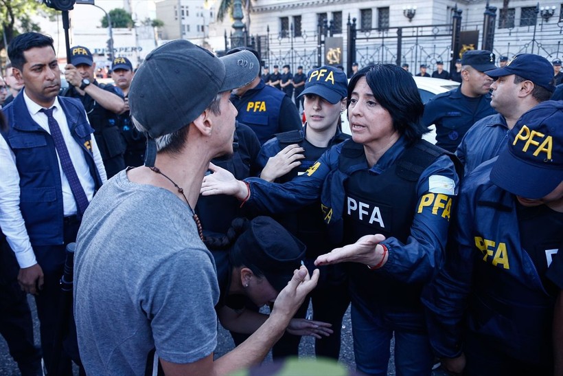 Arjantin'de binlerce işçi hükümeti protesto etti! - Resim: 36