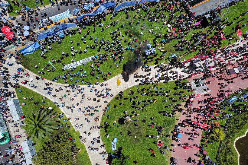Arjantin'de binlerce işçi hükümeti protesto etti! - Resim: 39